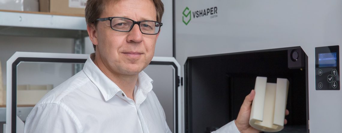 VSHAPER CEO presentind 3D printer